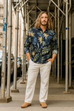 Camisa de manga larga con estampado floral tropical oscuro, de viscosa 100% vegetal, diseñada en Bali.