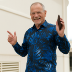 Camisa azul de viscosa con estampado tropical diseñada en Bali.