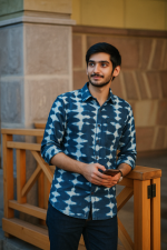 Camisa de manga larga para hombre con estampado tie dye índigo, fabricada con viscosa 100% vegetal y diseñada en Bali