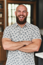 Men’s tropical white short-sleeve shirt with palm tree print, relaxed fit, perfect for summer or beachwear and cruise vacation.